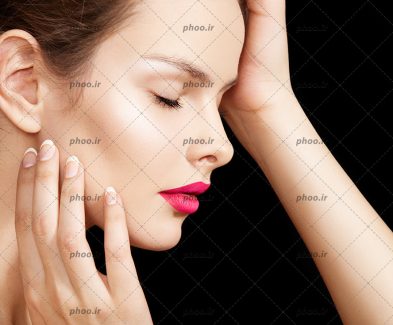عکس نیم رخ خانم با آریش و پوست سالم در پس زمینه مشکی