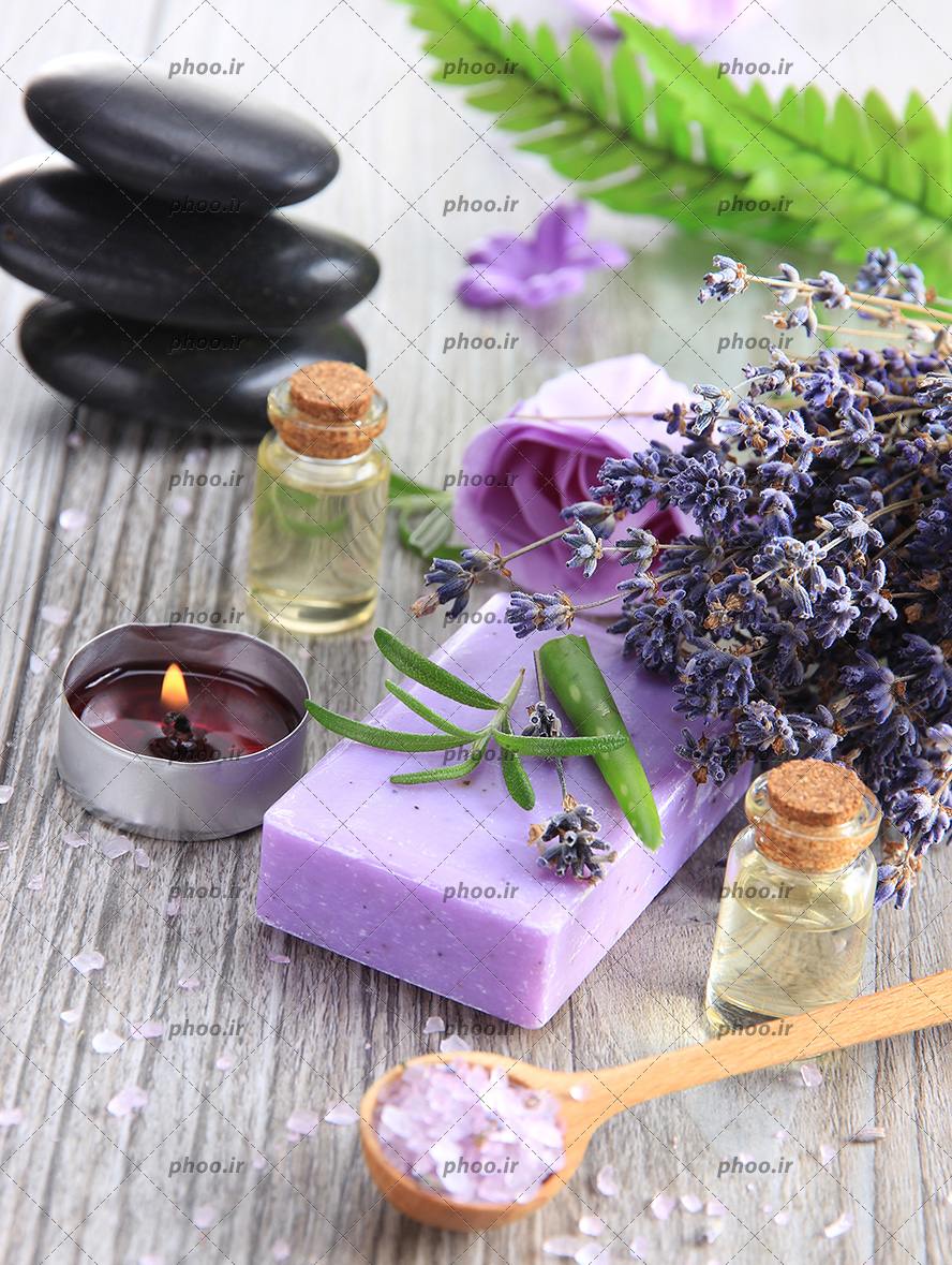 عکس لوازم ماساژ روی میز چوبی