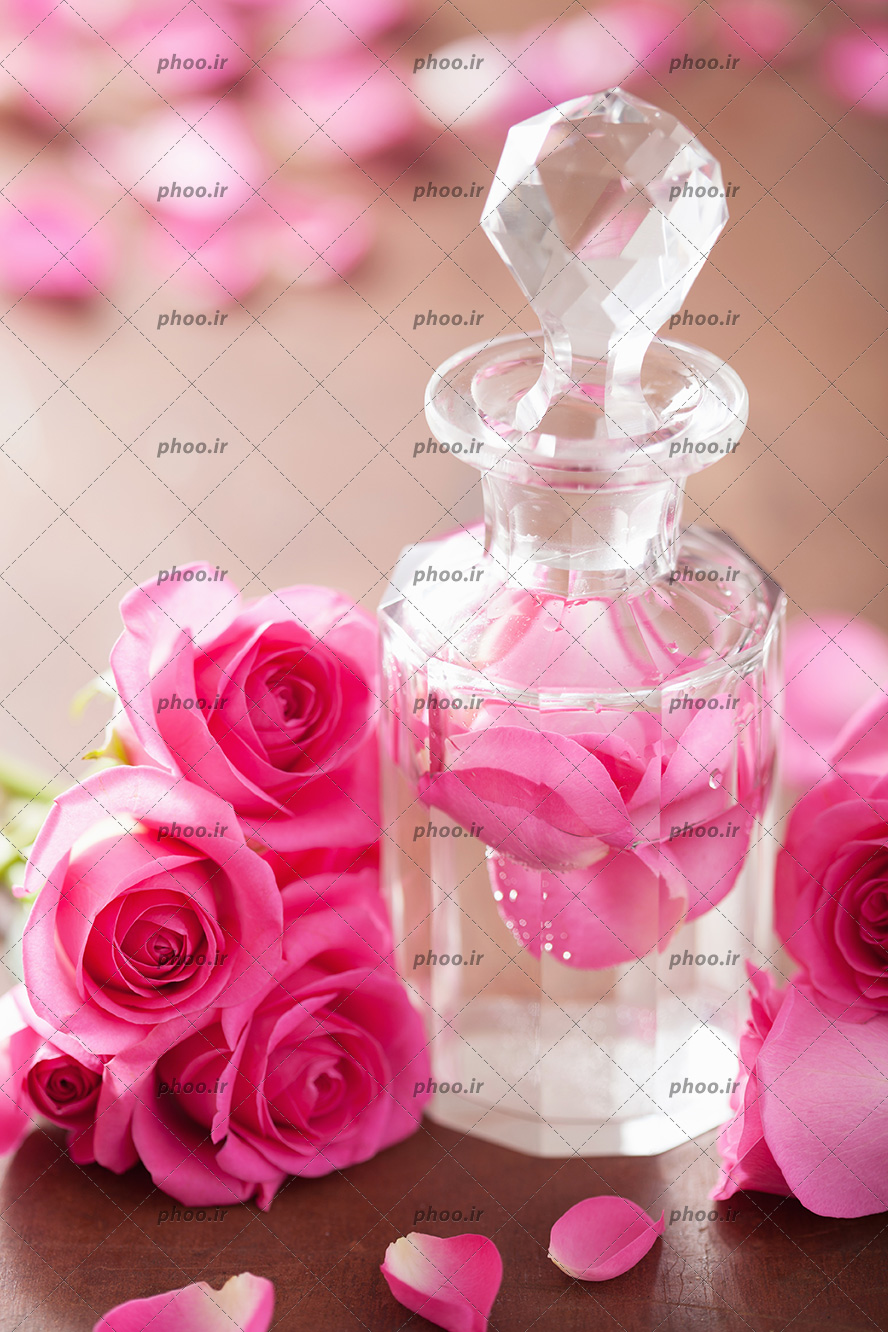 عکس بطری عطر و گل رز صورتی برای آروماتراپی آبگرم