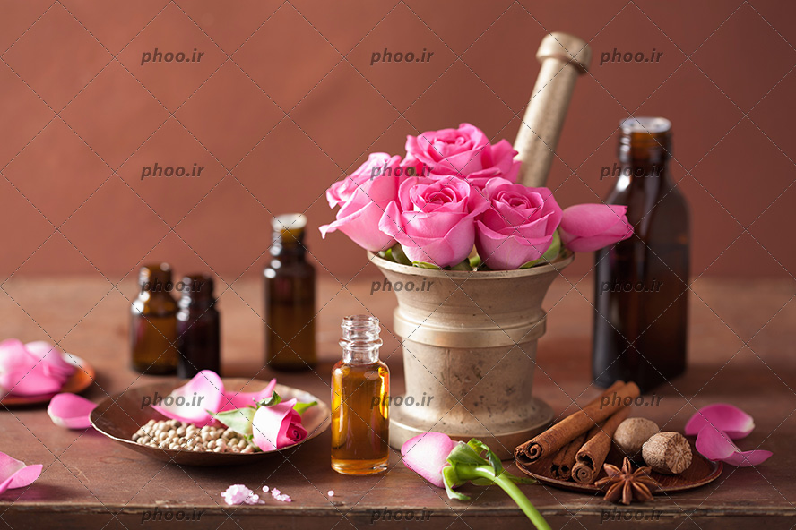 عکس آبگرم و مجموعه ای آروماتراپی با گل رز و ادویه جات