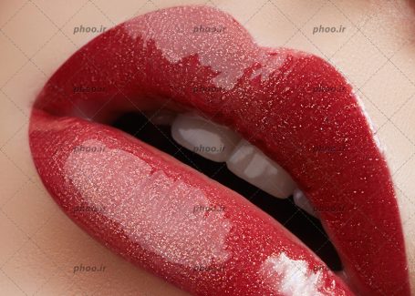 عکس آرایش لب زن به رنگ قرمز و براق