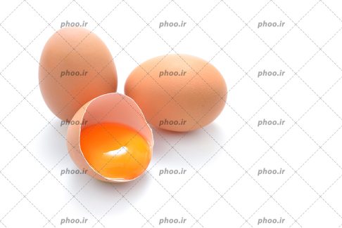 عکس تخم مرغ های سالم و یک تخم مرغ شکسته در پس زمینه سفید
