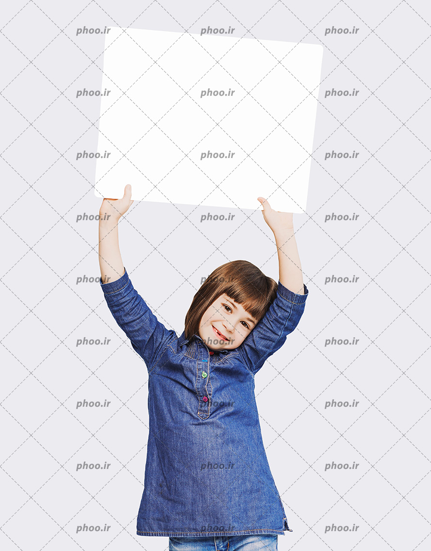 عکس دختر بچه شاد با یک بنر سفید در دست