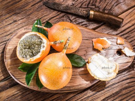 عکس میوه شور در پس زمینه چوبی