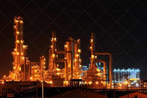 عکس با کیفیت کارخانه با چراغ های روشن در شب تاریک