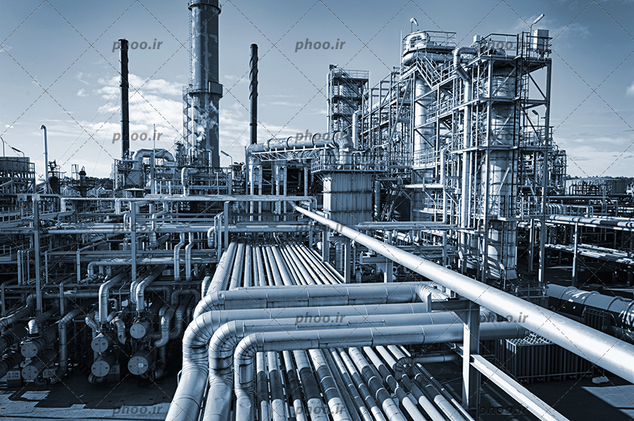 عکس با کیفیت پالایشگاه قدیمی در برابر آسمان آبی