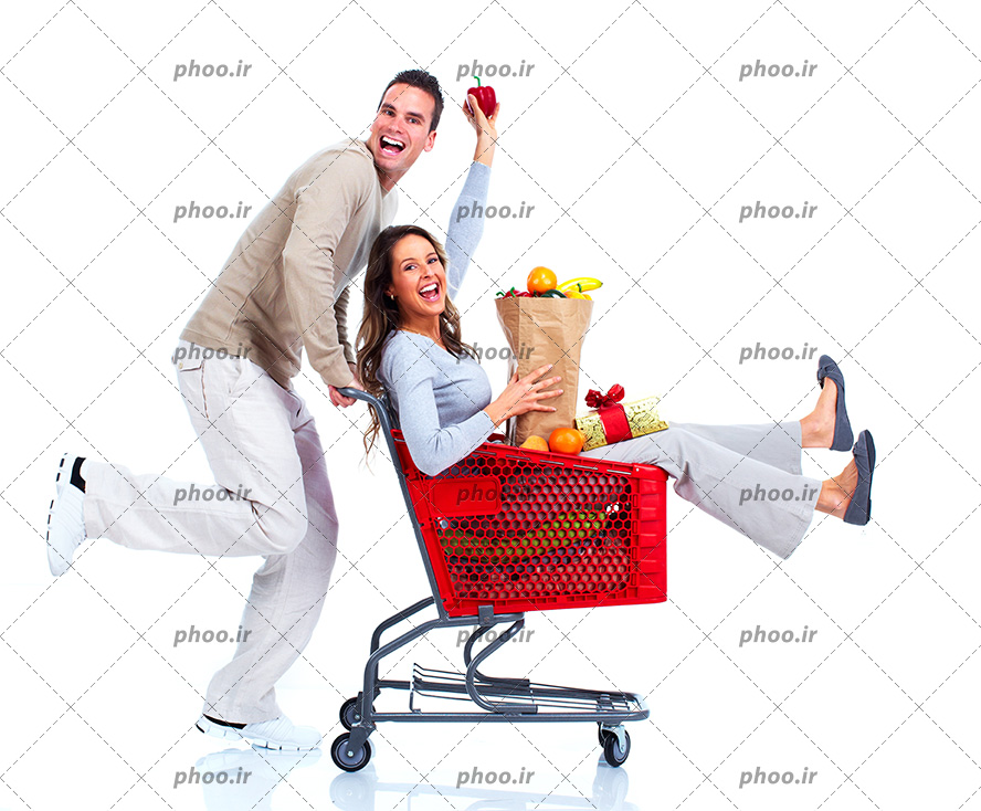 عکس با کیفیت زوج شاد با سبد خرید در پس زمینه سفید