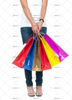 عکس با کیفیت کیسه های خرید رنگارنگ در دست خانم در پس زمینه سفید