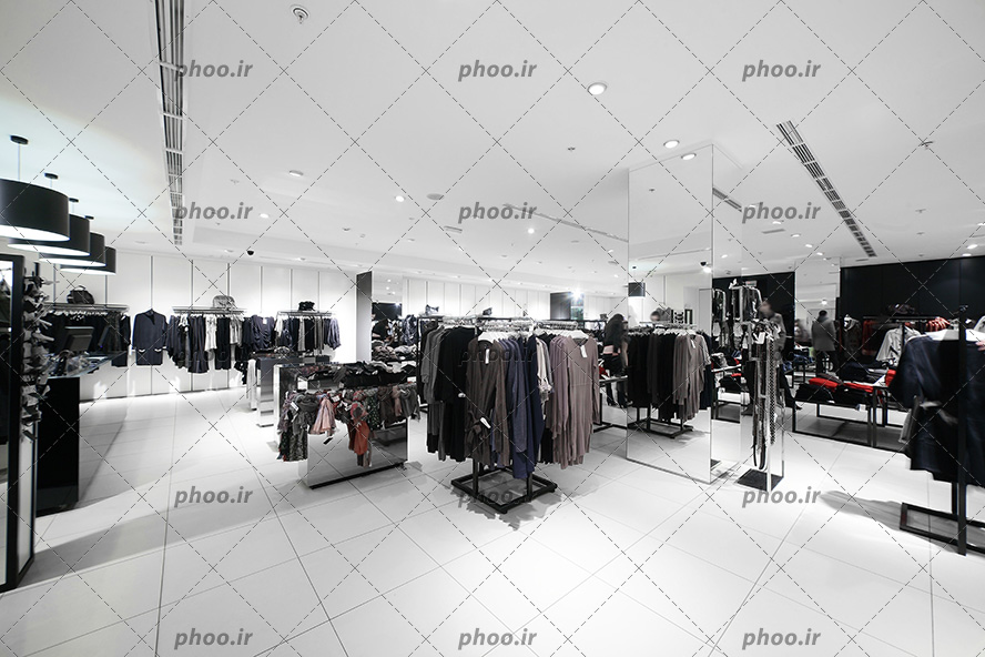 عکس با کیفیت فضای داخلی یک فروشگاه بزرگ پوشاک