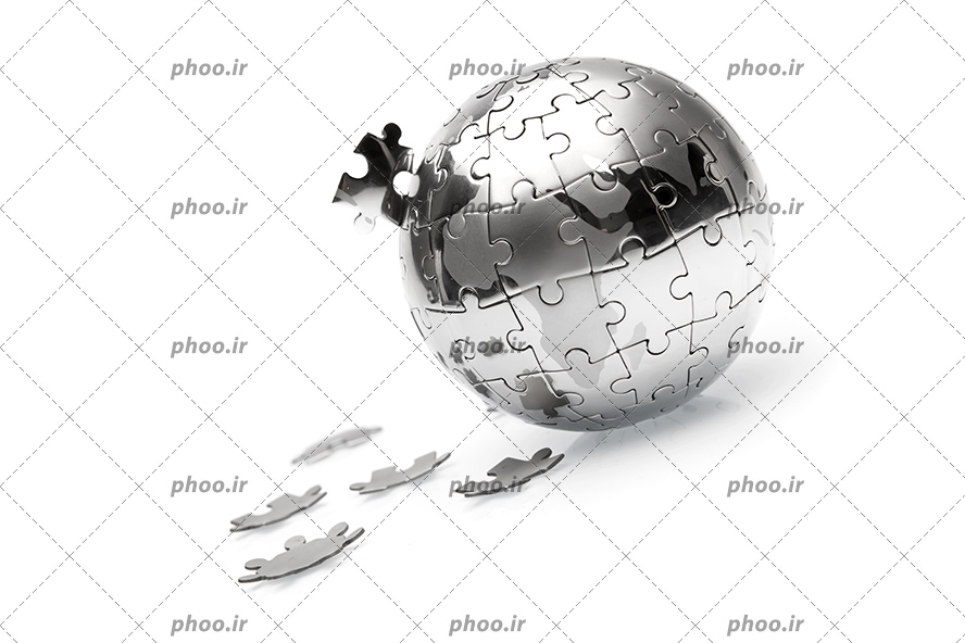 عکس با کیفیت گوی درست شده با قطعات پازل نقره ای در پس زمینه سفید