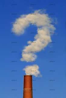 عکس با کیفیت دودکش و دوهایی به شکل علامت سوال در پس زمینه آبی