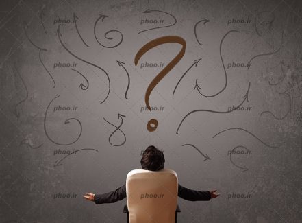 عکس با کیفیت مرد نشسته روی صندلی از پشت و علامت سوال بالای سرش