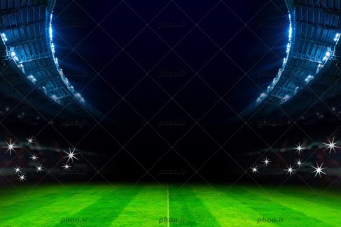 عکس استادیوم و زمین فوتبال در تاریکی شب و نور های کوچک از طرف تماشاچی ها