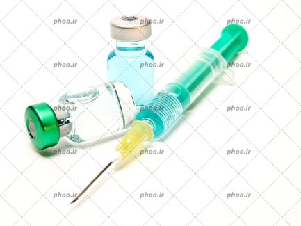 عکس سرنگ سبز با مایع آبی رنگ و شیشه های دارو در پس زمینه سفید