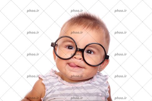 عکس با کیفیت بچه با نمک با عینک بزرگ روی چشم هایش در پس زمینه سفید