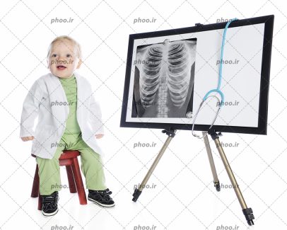 عکس با کیفیت کودک زیبا با لبخند و روپوش سفید