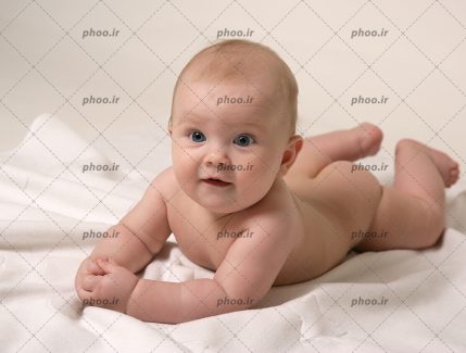 عکس با کیفیت نی نی کوچولوی بامزه در رختخواب