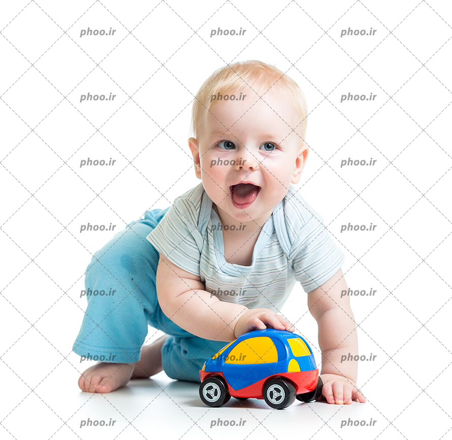 عکس با کیفیت پسر بچه بامزه در حال بازی با ماشین اسباب بازی
