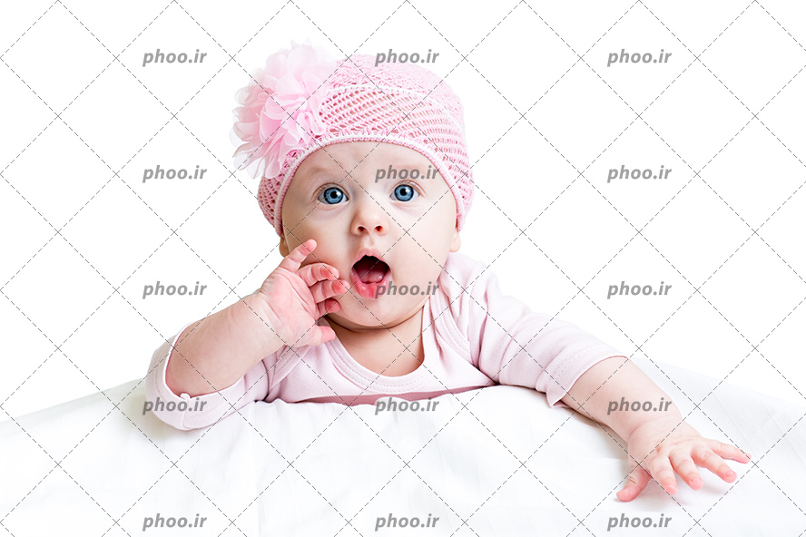 عکس با کیفیت دختر کوچولوی خوشگل با کلاه صورتی نشسته پشت میز