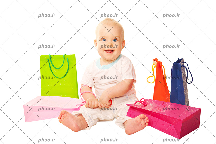 عکس با کیفیت بچه بانمک با کیسه های خرید رنگی نشسته در پس زمینه سفید