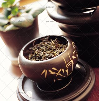 عکس چای خشک سبز داخل ظرف سفالی
