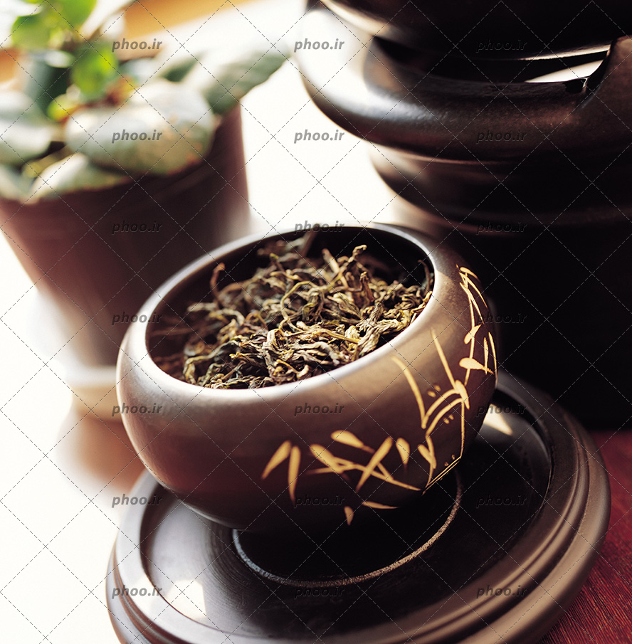 عکس چای خشک سبز داخل ظرف سفالی