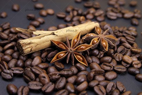 عکس دانه های قهوه پراکنده