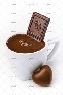 عکس شکلات داغ در فنجان سفید همراه کاکائو قلبی