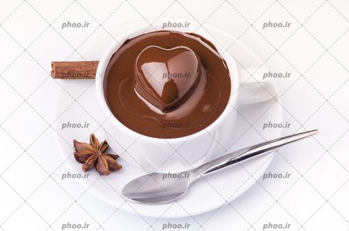 عکس شکلات داغ در فنجان سفید همراه کاکائو قلبی در آن