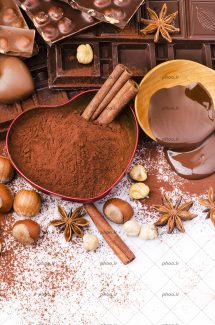 عکس پودر کاکائو در ظرف و دو قالب بزرگ تخته شکلات کاکائویی