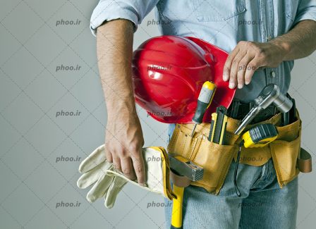 عکس کارگر با وسایل مورد نیازش در کمر