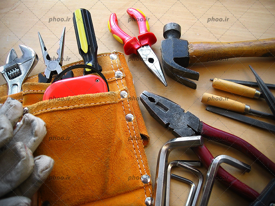 عکس ابزار های مختلف روی زمینه چوبی