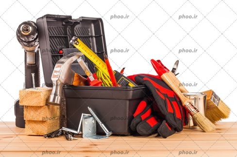 عکس ابزار های مختلف روی میز چوبی و با زمینه سفید