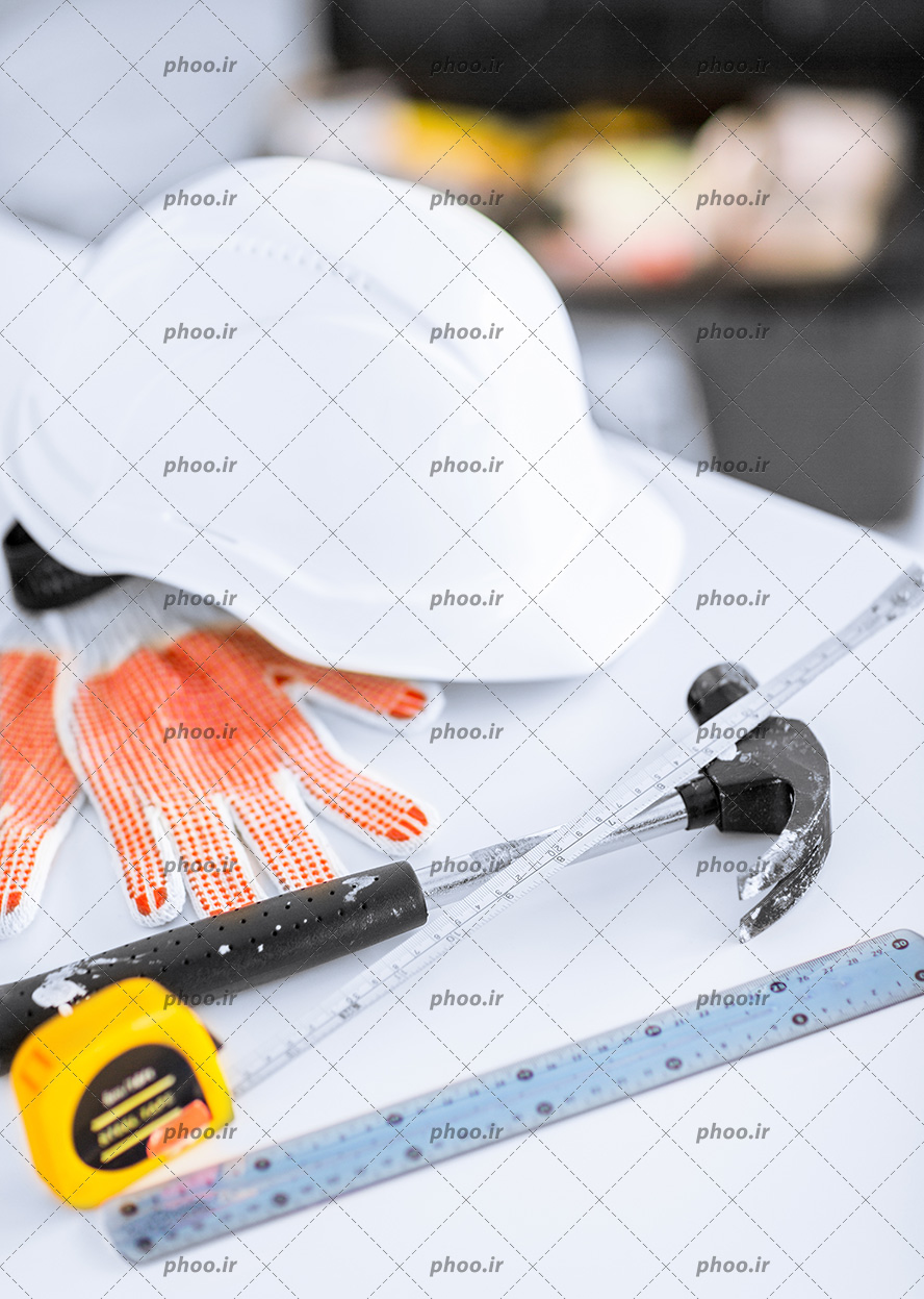 عکس کلاه ایمنی سفید و دستکش و ابزار ها با زمینه سفید