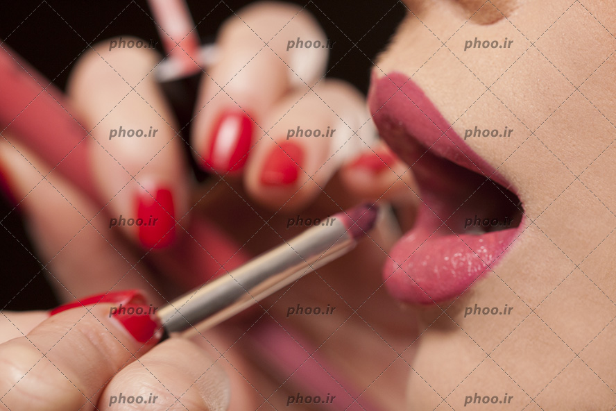 عکس آرایشگر درحال میکاپ لب و رژ