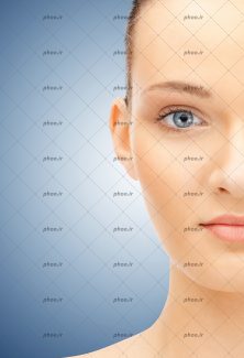 عکس نصف چهره مدل زن بدون آرایش در زمینه آبی