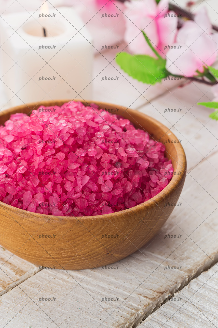 عکس نمک های صورتی داخل ظرف برای ماساژ