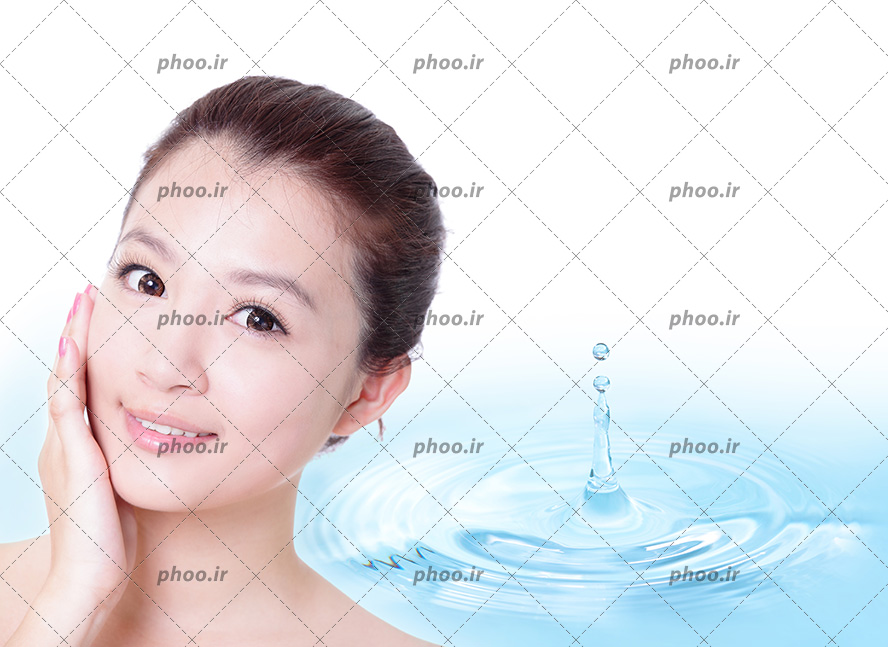 عکس مدل زن بدون آرایش با زمینه آب