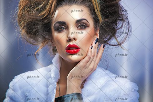 عکس مدل زن آرایش غلیظ کرده با موهای قهوه ای ژولیده