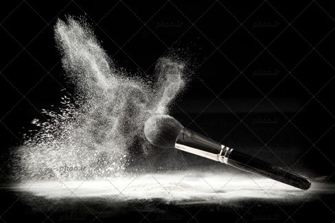 عکس لوازم آرایشی براش و پودر در زمینه مشکی