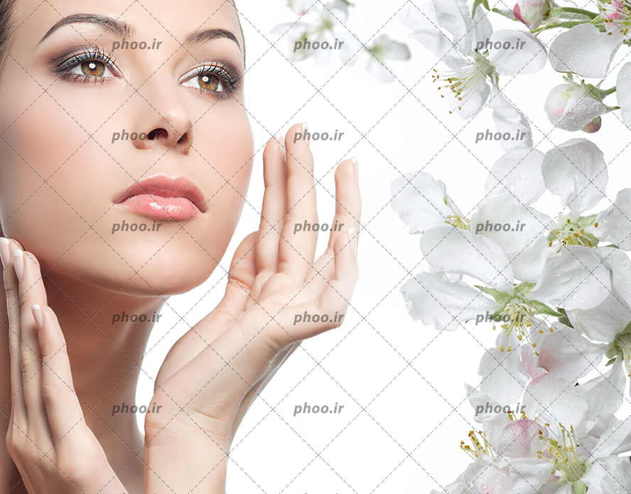 عکس مدل زن با پوست خوب کنار گل های سفید