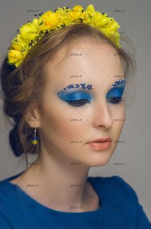 عکس مدل زن آرایش آبی غلیظ کرده با تاج گل