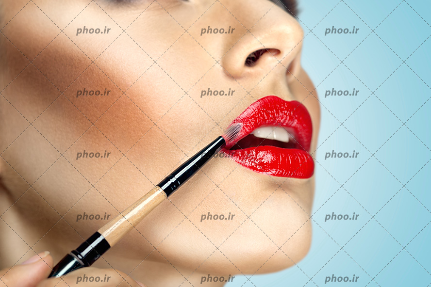 عکس درحال میکاپ لب های رژ قرمز