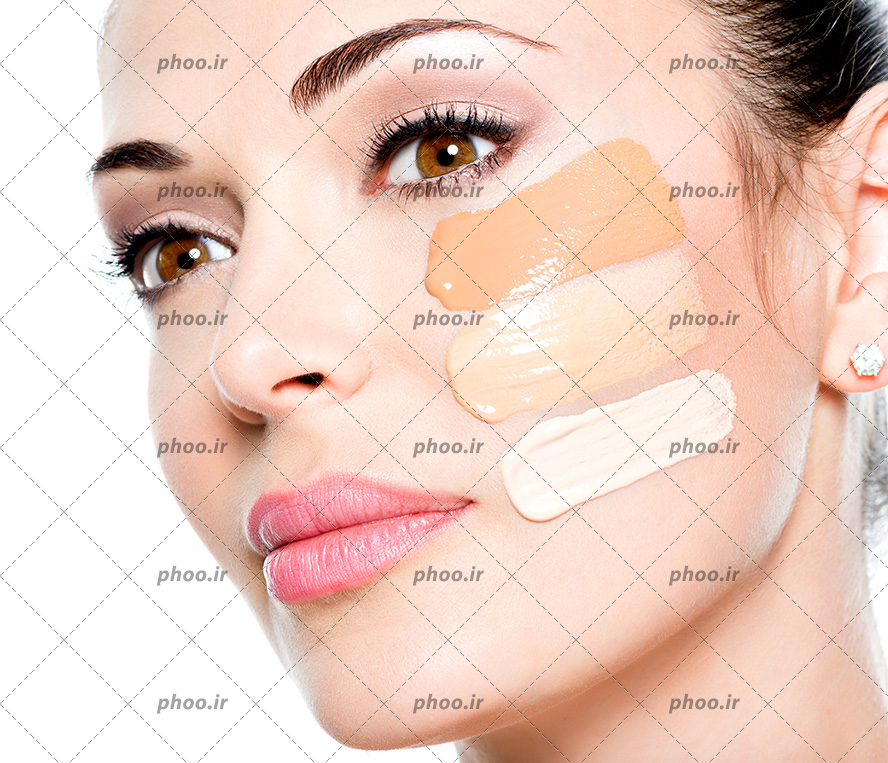 عکس مدل زن بدون آرایش با کرم پودرها روی صورت با زمینه سفید