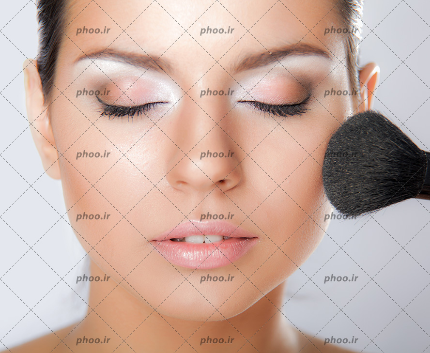 عکس مدل زن در حال آرایش و میکاپ شدن با براش