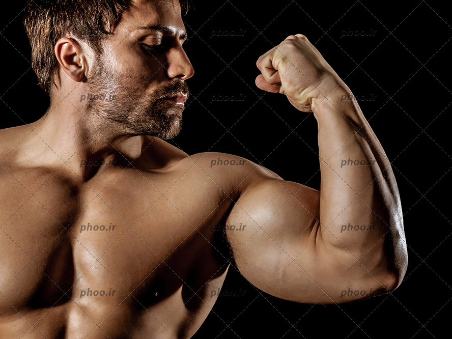 عکس ورزشکار مرد در حال نشان دادن عضلات خود
