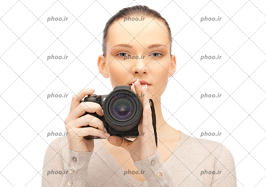عکس با کیفیت خانم زیبا با یک دوربین عکاسی در دست در پس زمینه سفید