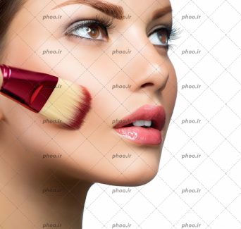 عکس دختر زیبایی با قلم مو آرایش روی پوست