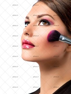 عکس دختر زیبا با آرایش صورت و قلم مو آرایش در حال رژ گونه زدن