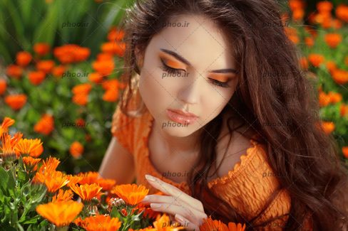 عکس دختر زیبا با آرایش و مو های بلند در باغ گل